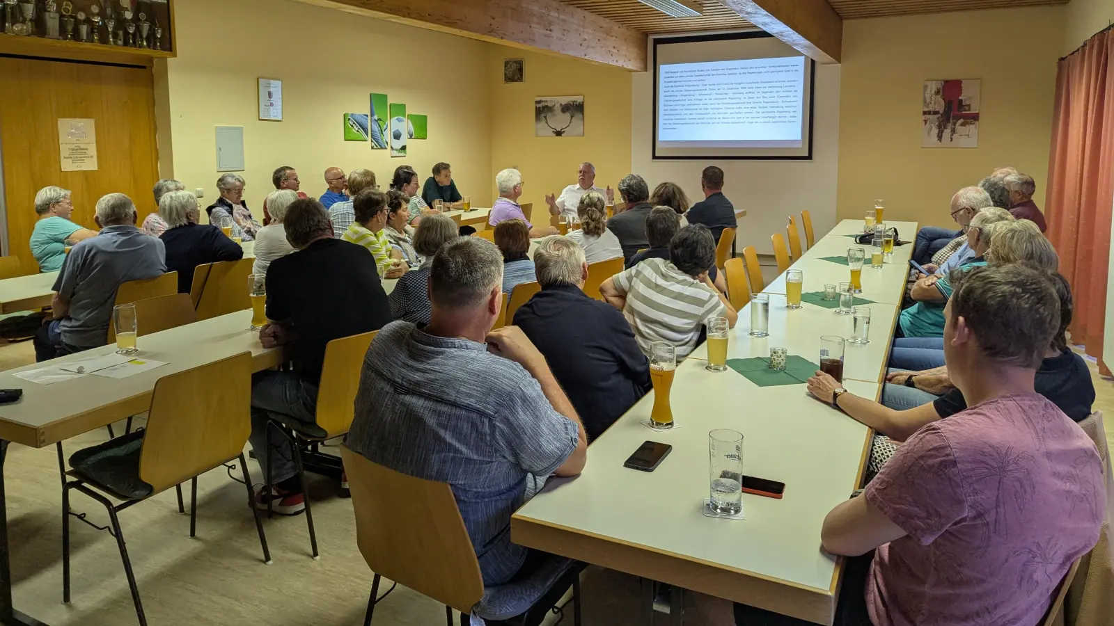 Rund 40 Personen waren zum Vortrag von Volker Grunert ins Sportheim nach Pechbrunn gekommen. (Bild: Markus Frank)