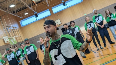 Zu Beginn der Veranstaltungen zeigten die fast 30 Mitglieder des Gorilla-Teams ihr besonderes Können in den Bereichen Beatboxen, Freestyle Football, Frisbee, Parcour und Breakdance.  (Bild: Stefanie Müller)