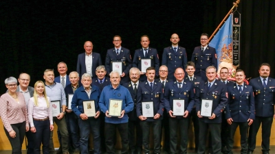 Langjährige Mitglieder wurden von den Vorsitzenden geehrt. (Bild: Florian Schlegel)