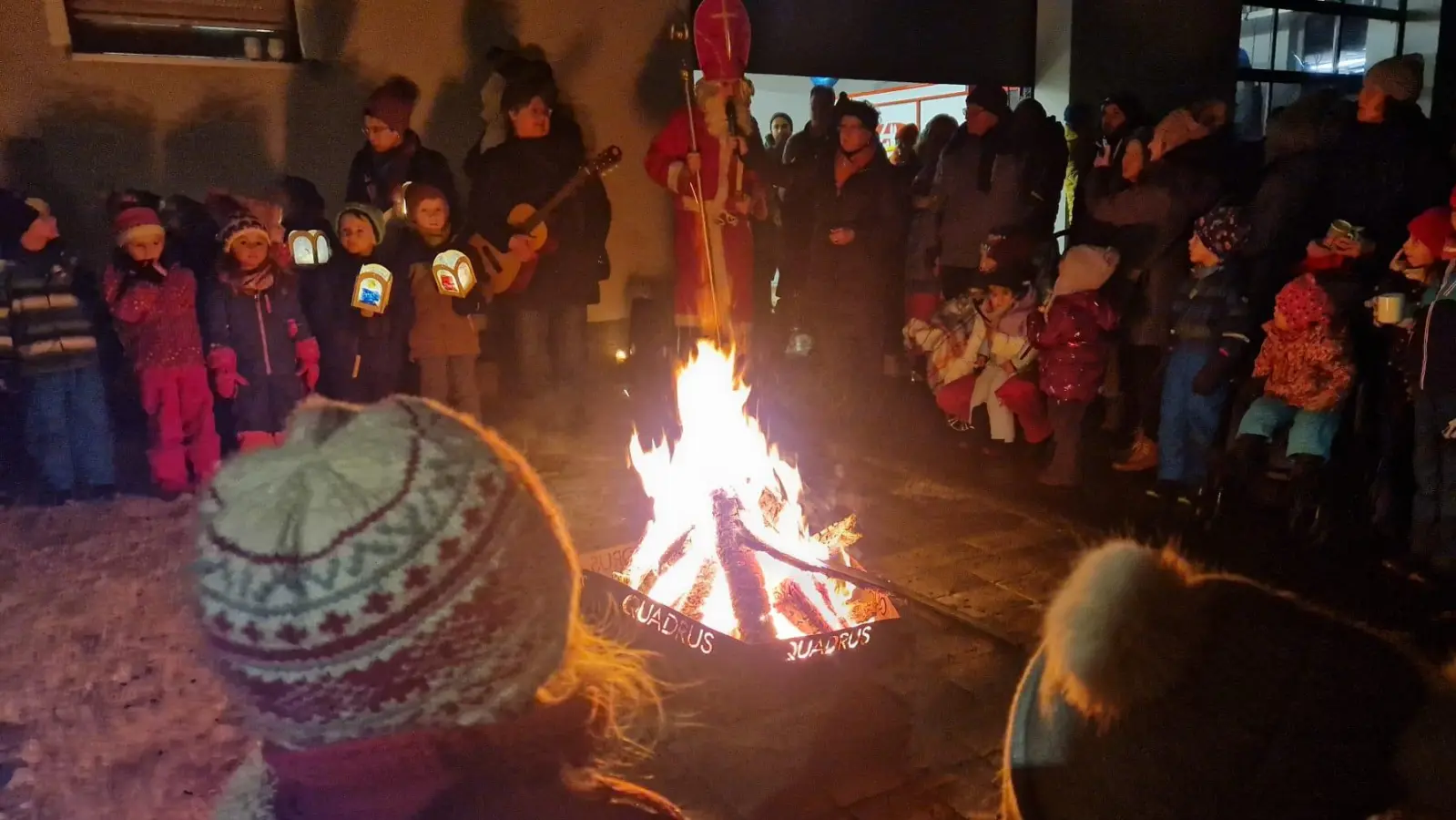 Feuerzauber vor dem Feuerwehrhaus. (Bild: Irene Ehemann)