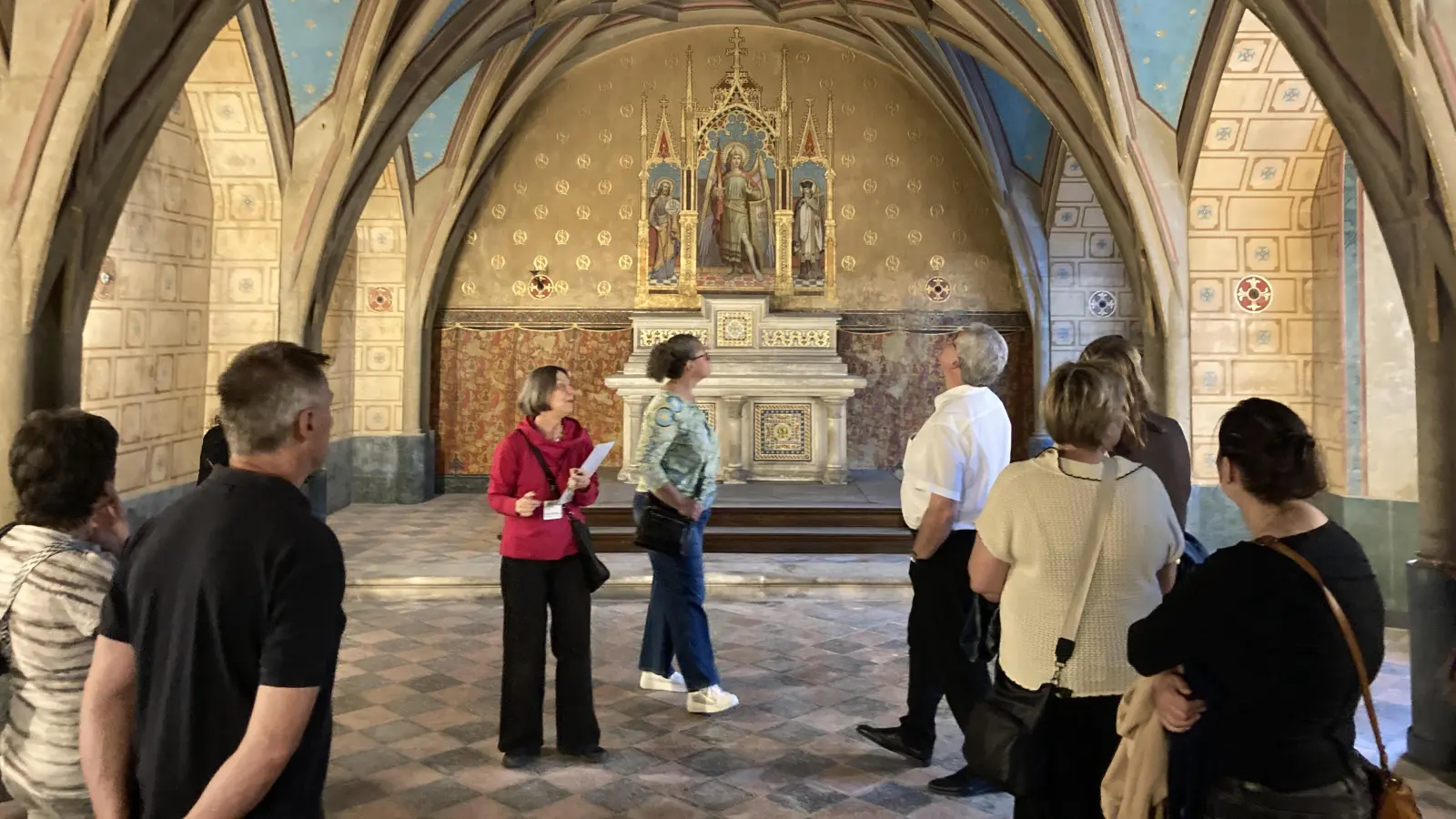 Ehemalige und aktive Mitglieder des Pfarrgemeinderats während der Führung durch den Domkreuzgang des Regensburger Doms. (Bild: Wolfgang Lehner)