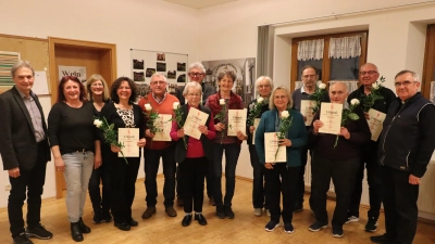 Die geehrten Mitglieder der KAB Rieden mit Zweitem Bürgermeister Josef Weinfurtner (v. l.), dem KAB-Leitungsteam aus Birgit Bauer, Andrea Höfler, Peter Pilz (7.v.l.) und Pfarrer und KAB-Präses Slawomir Niemczewski (r.). (Bild: Michael Rabenhofer)