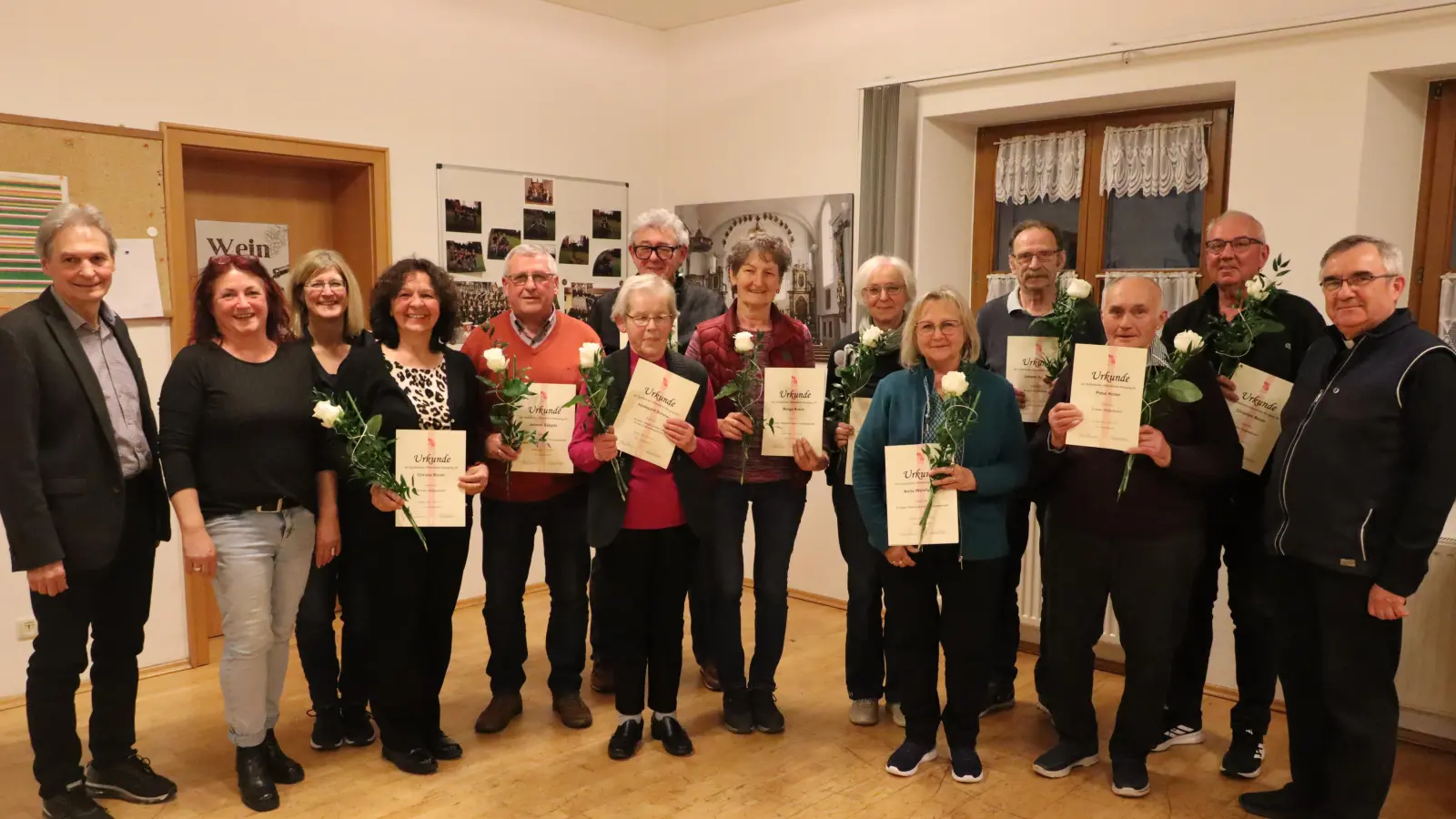 Die geehrten Mitglieder der KAB Rieden mit Zweitem Bürgermeister Josef Weinfurtner (v. l.), dem KAB-Leitungsteam aus Birgit Bauer, Andrea Höfler, Peter Pilz (7.v.l.) und Pfarrer und KAB-Präses Slawomir Niemczewski (r.). (Bild: Michael Rabenhofer)