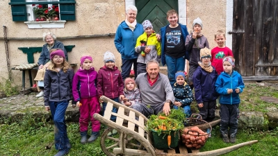 Stolz auf ihrer Ernte (Bild: Ernst Luber)