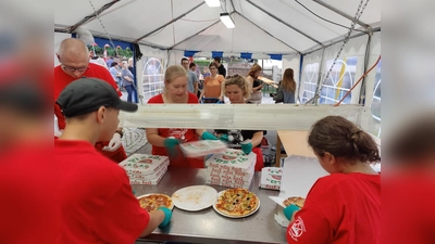 Da läuft das Wasser im Munde zusammen: Am 30. August gibt es auf dem Altendorfer Dorfplatz die schon legendären Holzofenpizzen, mit deren Genuss man obendrein soziale Einrichtungen unterstützt. (Bild: Bernhard Piegsa)
