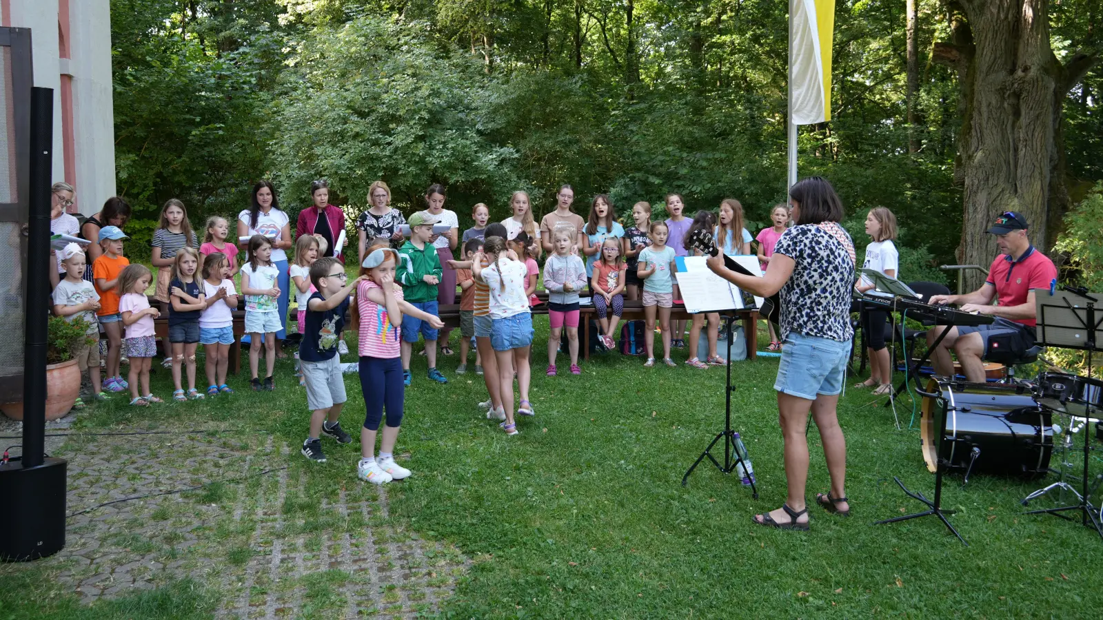 Dorfspatzen bei der Probe neben St. Quirin (Bild: Martin Thoma)