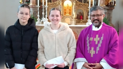 Auf eigenen Wunsch wurden in der Pfarrkirche in Michldorf Ministranten für langjährige, treue Dienste am Altar verabschiedet. Unsere Aufnahme zeigt Pfarrer Jo Jovilla Kurian mit den verabschiedeten Messdienerinnen Marie Rothballer und Stella Wiglenda. (Bild: Albert Gruber)