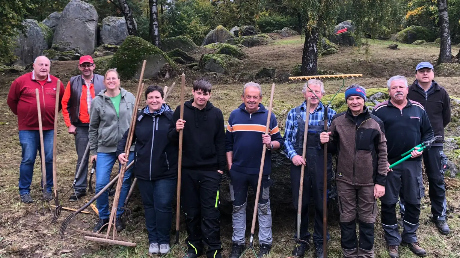 Die fleißigen Helfer, die OWV-Mitglieder nach getaner Arbeit mit ihrer Vorsitzenden Andrea Krapf (Dritte von links)  (Bild: Michael Bodensteiner )