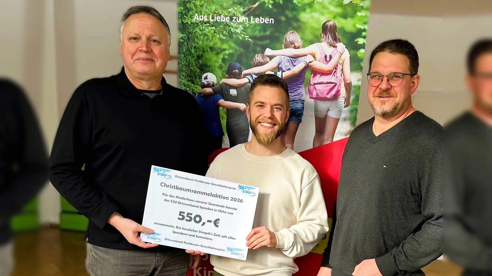 Erster Bürgermeister und stv. Ortsvorsitzender der CSU Stephan Schübel und zweiter Bürgermeister und Gemeinderat Josef Hollmann (CSU) übergaben Einrichtungsleitung Bastian Peetz den Spendenscheck. (Bild: Matthias Walk)