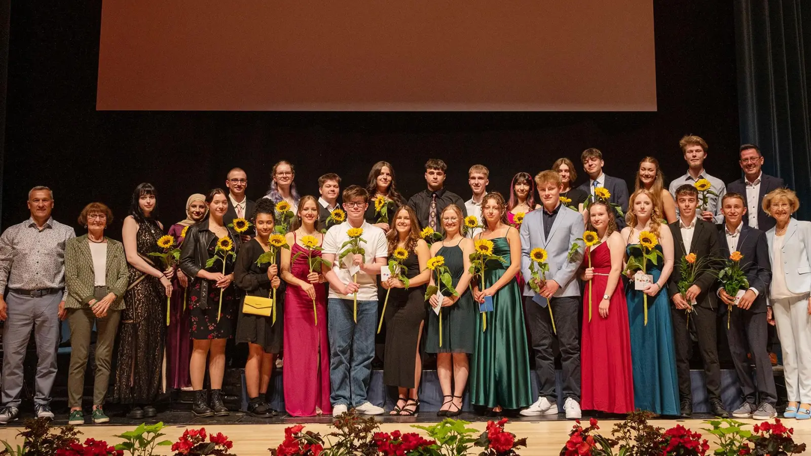 Für alle Absolventen mit einem Notendurchschnitt bis einschließlich 1,9 gab es eine Sonnenblume und wertvolle Geschenke. (Bild: Claudia Köppel)