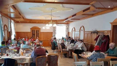 Gemütliche Faschingsrunde der Senioren. (Bild: Fritz Lindmeier)