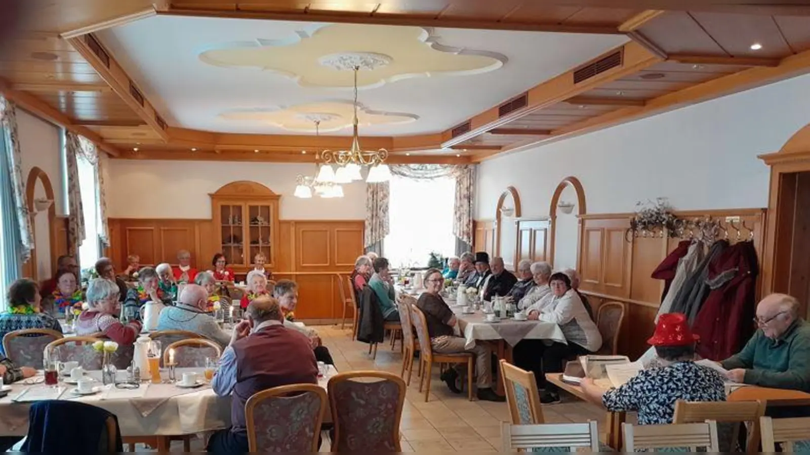 Gemütliche Faschingsrunde der Senioren. (Bild: Fritz Lindmeier)