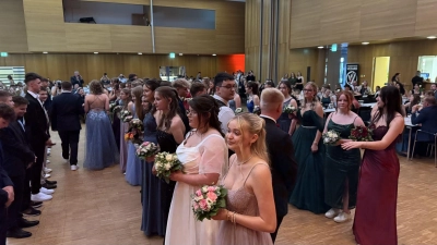 Der festliche Abend begann mit einer beeindruckenden Eröffnungschoreografie, bei der über 30 Tanzpaare des Kurses in Formation in die Halle einzogen und einen ersten Tanz synchron auf dem Parkett vorführten.  (Bild: Sacha Vézard)