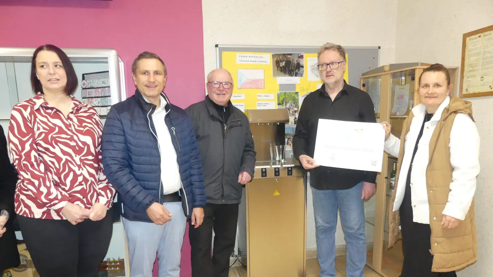 Daniela Koslowski übergab den Förderbescheid symbolisch für den bereits installierten Wasserspender an (von rechts) Rektor Wolfgang Bodensteiner, Fördervereinsvorsitzenden Peter Lehr, Bürgermeister Marcus Gradl und Konrektorin Nicole Gleißner. (Bild: Walther Hermann)