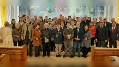 Pfarrer Arnold Pirner mit den 22 Jubelpaaren der Seelsorgegemeinschaft sowie die PGR-Sprecher Willi Köllner, Albert Baumann und Kirchenpfleger Gerhard Hero. (Bild: Rita Gleißner)