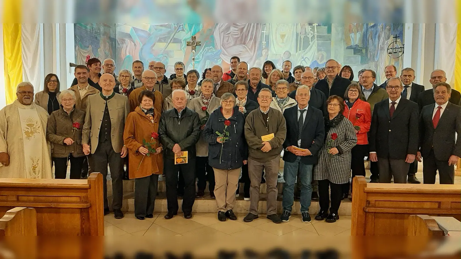Pfarrer Arnold Pirner mit den 22 Jubelpaaren der Seelsorgegemeinschaft sowie die PGR-Sprecher Willi Köllner, Albert Baumann und Kirchenpfleger Gerhard Hero. (Bild: Rita Gleißner)