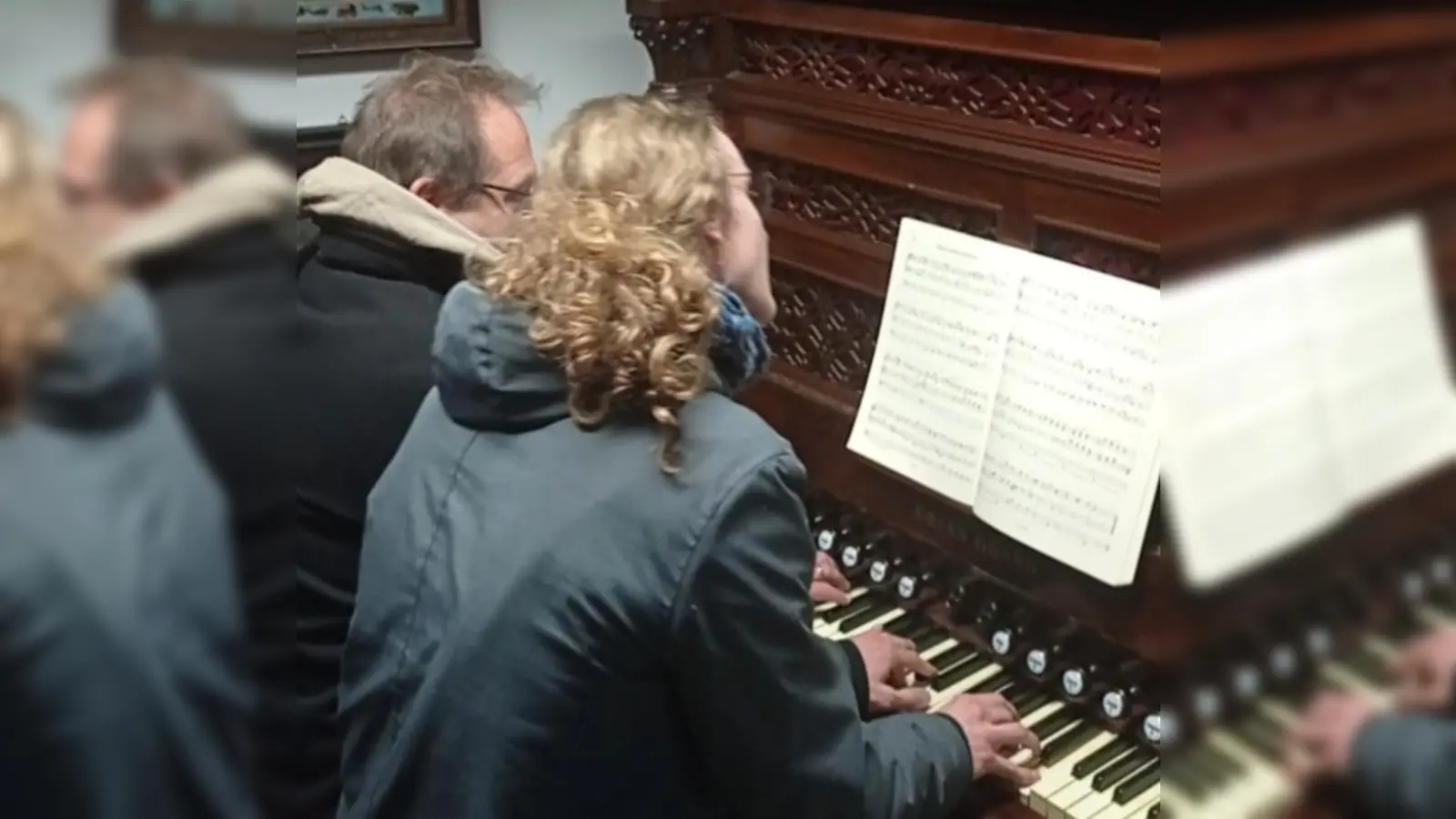 Bezirkskantor Michael Grünwald und Orgelschüler Elias Münch beim 3-Hand-Spiel an der Aeolian Grand Reed organ im Musikeum Kemnath. (Bild[M]: Anton Heindl)