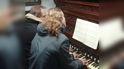 Bezirkskantor Michael Grünwald und Orgelschüler Elias Münch beim 3-Hand-Spiel an der Aeolian Grand Reed organ im Musikeum Kemnath. (Bild[M]: Anton Heindl)