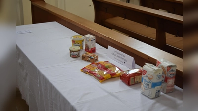 Lang haltbare Lebensmittel wie Mehl, Zucker, Nudeln, Reis, Öl, Tee und Kaffee eignen sich besonders als Spende für die Tafel. Doch auch Osternestchen werden gerne angenommen um den Kindern eine Freude zu machen. (Bild: Elfriede Winter )