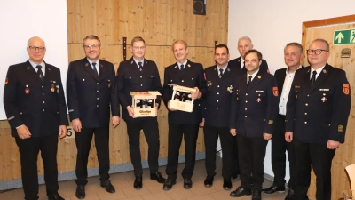 Bürgermeister Hermann Böhm (2.v.re.) und Vorstand Christian Krieger (li.), sowie die Führungskräfte des Landkreises, Kreisbrandrat Christoph Strobl, Kreisbrandinspektor Michael Iberer und Kreisbrandmeister Frank Schloss gratulierten den neu gewählten Kommandanten Stefan Hartmann und Michael Eckl und dankten den langjährigen Kommandanten Markus Zagel und Thomas Sadlo (Mitte) für ihren Einsatz. (Bild: Thomas Sadlo)