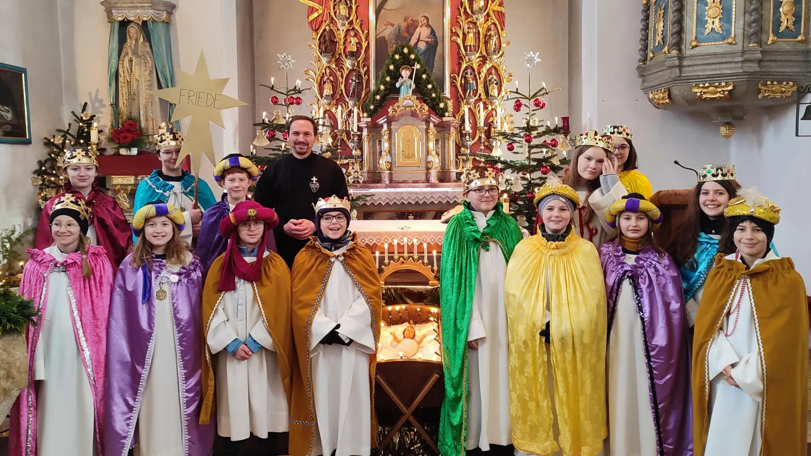 Pater Dominikus vom Kloster Miesberg sendet die Sternsinger in Saltendorf am Dreikönigstag aus. (Bild: Silvia Schmidt)