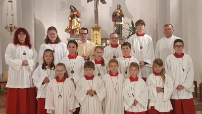 Pfarrer Max Moosbauer (hinten Dritter von links) und Gemeindereferent Markus Seefeld (hinten rechts) begrüßten die sieben neuen Minis und verabschiedeten Felix Korb (mittlere Reihe rechts). (Bild: Josef Maier)