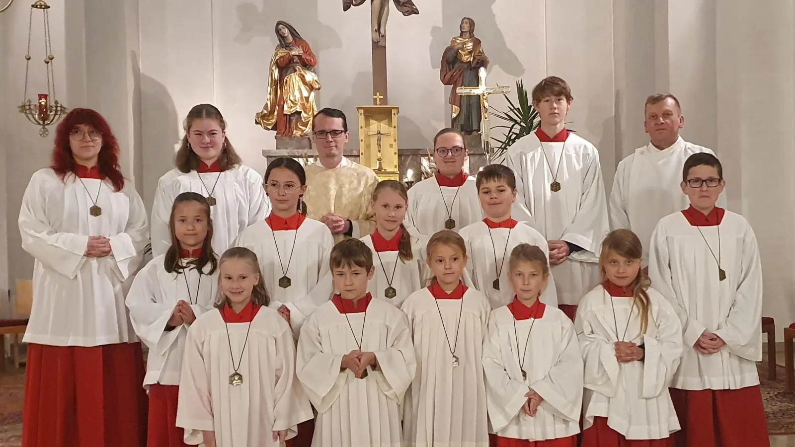 Pfarrer Max Moosbauer (hinten Dritter von links) und Gemeindereferent Markus Seefeld (hinten rechts) begrüßten die sieben neuen Minis und verabschiedeten Felix Korb (mittlere Reihe rechts). (Bild: Josef Maier)