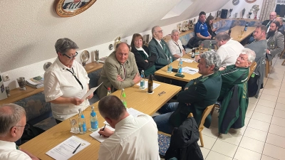 Links, sitzend: Norbert Lippert, 1.Gauschützenmeister, stehend Maria Roderer, Gaukassierin. (Bild: Wolfgang Schlicht)