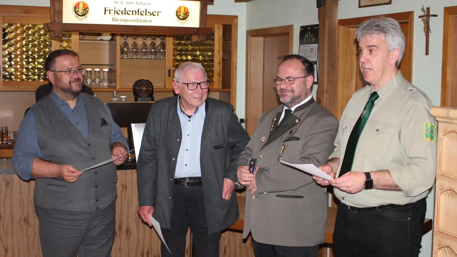 Seit 70 Jahren ist Georg Heining (Zweiter von links zwischen Bürgermeister Hans Walter und Gauschützenmeister Andreas Michl) Mitglied des Kastler Schützenvereins. Hierzu gratulierte auch dessen Vorsitzender Wolfgang Raps (rechts). (Bild: Bernhard Piegsa)