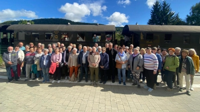 VdK Schwarzenfeld vor der Dampflok in Ebermannstadt (Bild: Birgitt Hasenkopf)