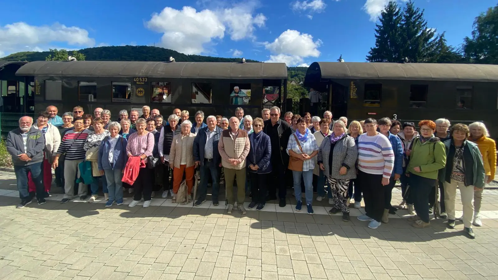 VdK Schwarzenfeld vor der Dampflok in Ebermannstadt (Bild: Birgitt Hasenkopf)