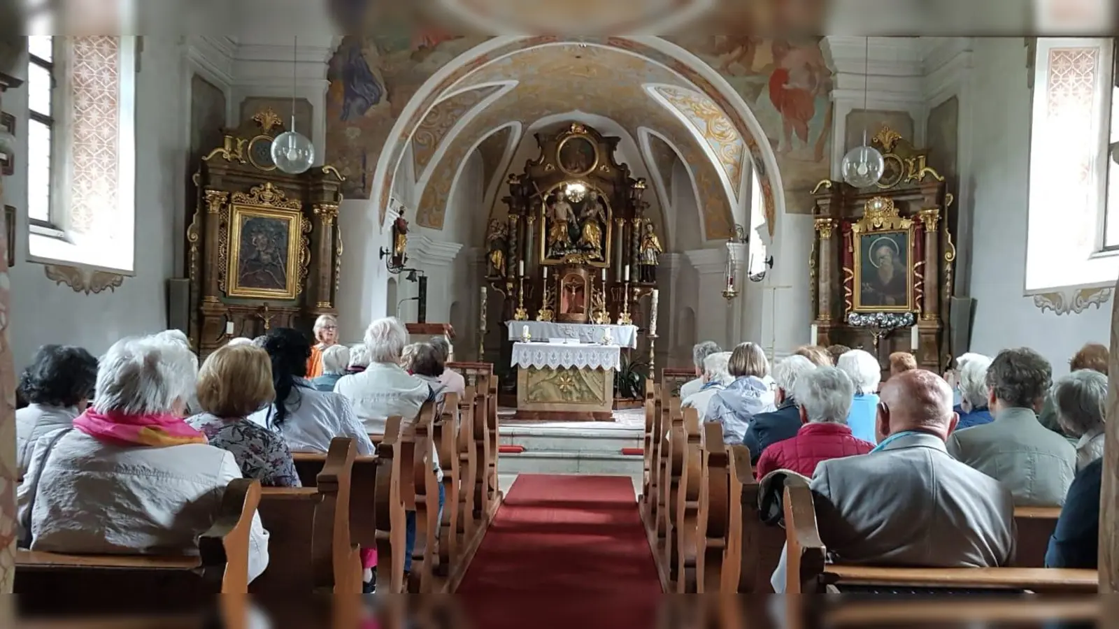 In der barocken Dreifaltigkeitskirche erhielten die DJK-Senioren einen Einblick in die Geschichte und die Geschichten des Gotteshauses (Bild: Herma Krettner)