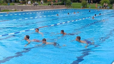 Schüler ziehen ihre Bahnen und sammeln damit Geld für einen guten Zweck. (Bild: Thomas Eckl)