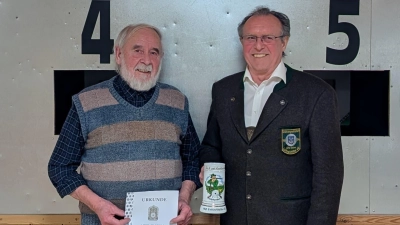 Li. Michael Böhm und 1. Schützenmeister Eduard Lehmeier sen., Ehrung zur 60. Jährigen Vereinszugehörigkeit. (Bild: Andrè Lehmeier )