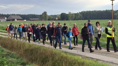 Die Pilgergruppe auf ihrem Weg zum Kreuzberg. (Bild: Josef Amann)