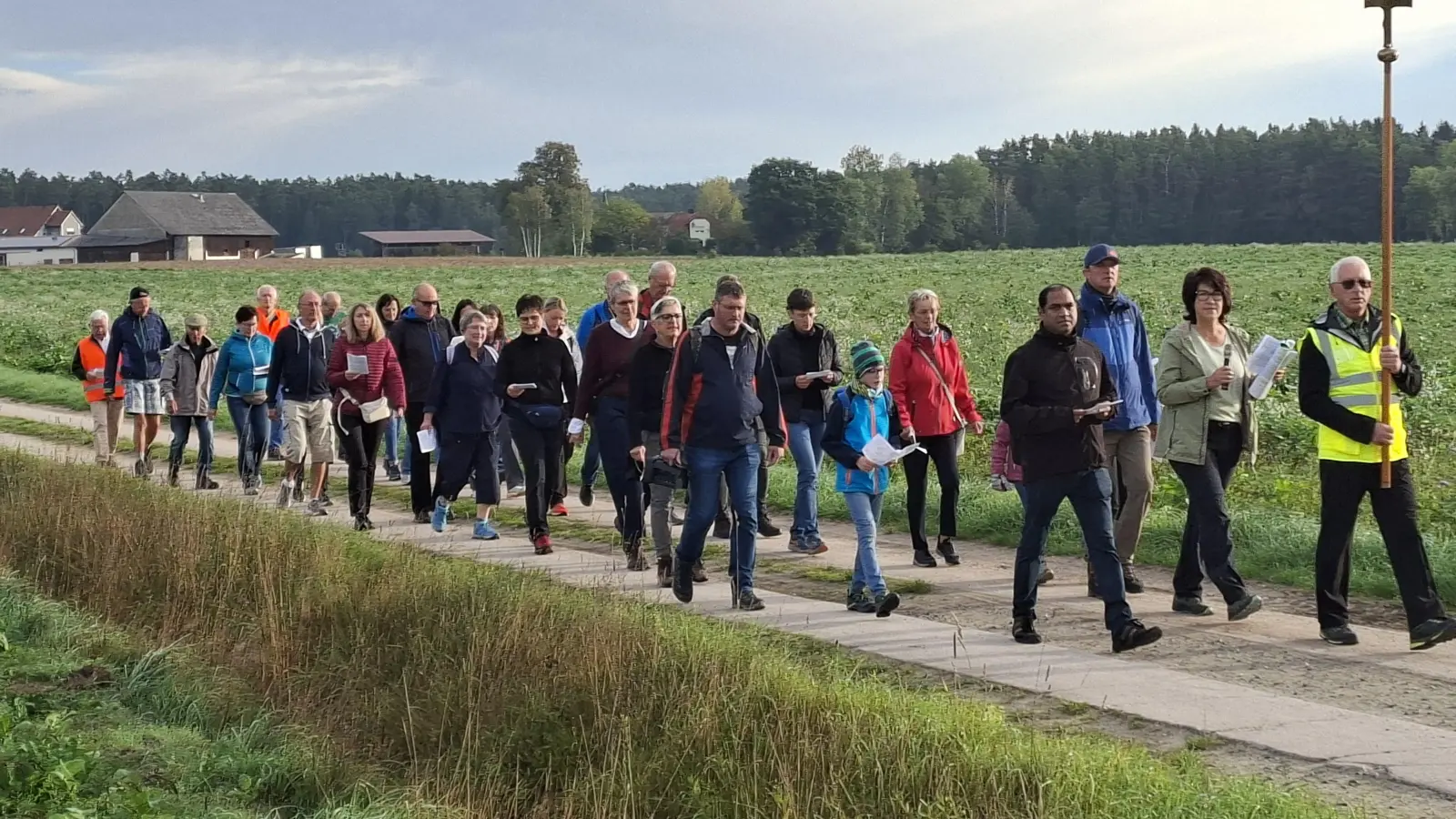 Die Pilgergruppe auf ihrem Weg zum Kreuzberg. (Bild: Josef Amann)