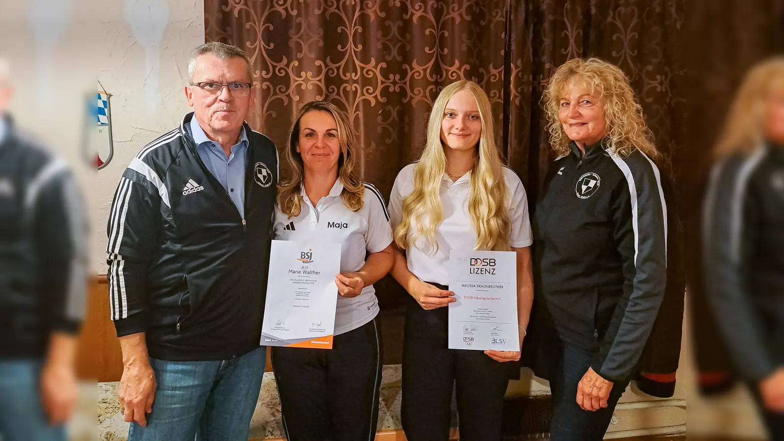SVSW-Vorstand Wolfgang Weber und Spartenleiterin Isolde Schneider gratulierten den beiden Trainerinnen Maja und Melissa zur bestanden Übungsleiter C-Lizenz . (Bild: Isolde Schneider)