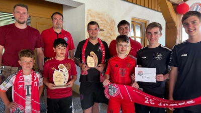 Im Bild sind die Gewinner mit Vorstand Bernhard Grau und Spielleiter Hellerbrand Markus. (Bild: Florian Saal)