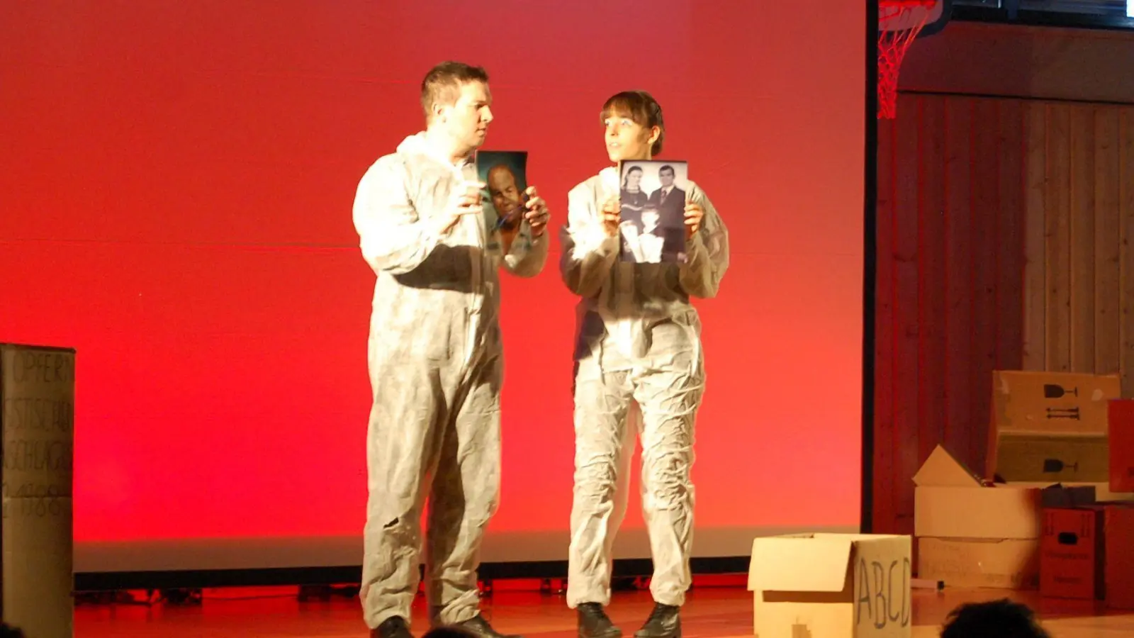 Die multimediale Bühneninszenierung mit Lisamarie Berger und Florian Wein erinnert an die vier Todesopfer des Brandanschlags und ist ein Mahnmal gegen das Vergessen. (Bild: Werner Winderl)