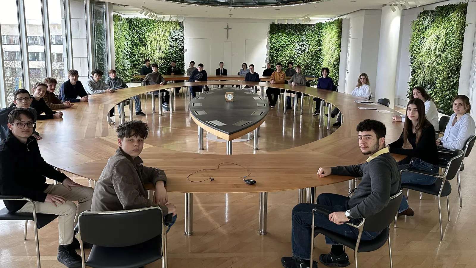 Schülerinnen und Schüler des GMG im Kabinettssaal der Staatsregierung (Bild: Christiane Preitschaft)