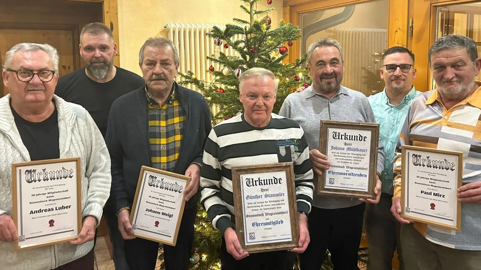 Langjährige Mitglieder hat der Stammtisch Wagrainstüberl geehrt (von links): Andreas Luber, Zweiter Vorsitzender Stefan Hummel, Johann Weigl, Günther Stammler, Johann Mühlbauer, Erster Vorsitzender Michael Mutzbauer und Paul Mirz. (Bild: Mutzbauer/exb)