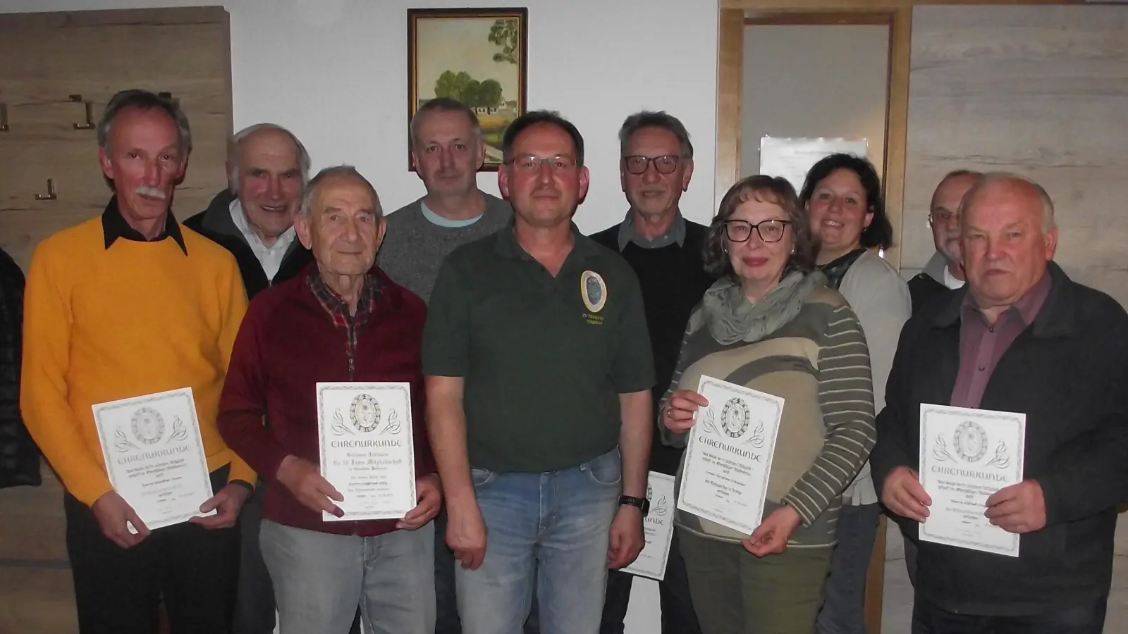 Die anwesenden Geehrten bei der Hauptversammlung des OWV Zweigvereins Theisseil-Muglhof für langjährige Mitgliedschaft zusammen mit dem Vorsitzenden Karl-Heinz Mois (mitte m. Vereins T-Shirt) (Bild: Robert Ronke)