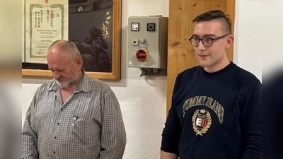Links Ehrenmitglied Johann Ruml (2. Vorstand) und rechts Michael Hirn (1. Vorstand) bei der Ansprache zum Jahresabschluss. (Bild: Renate Baier)