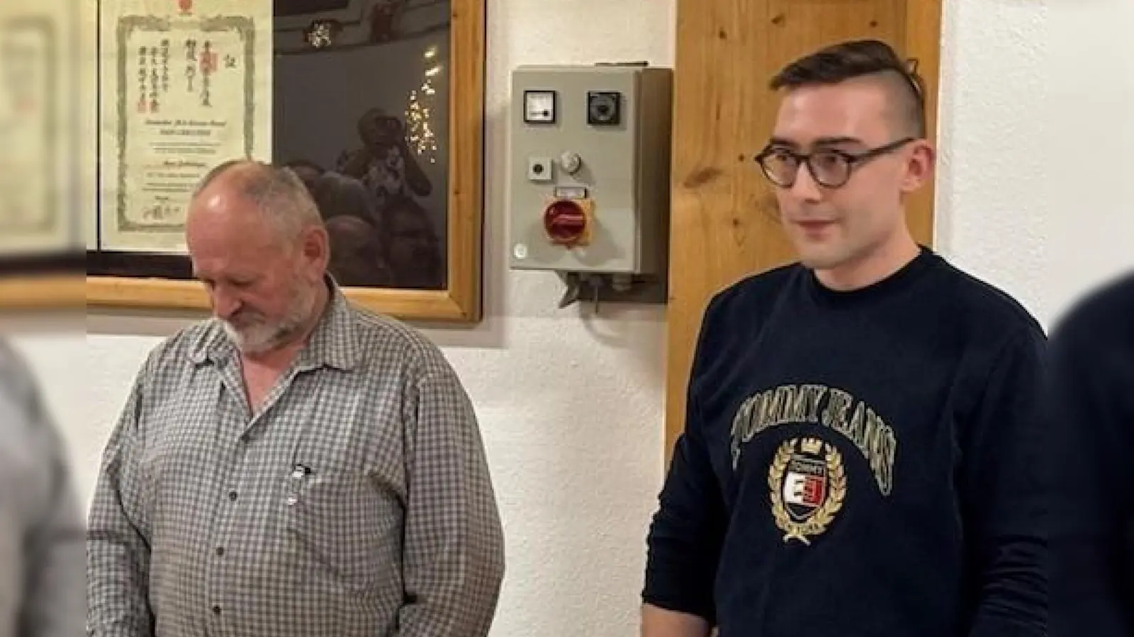 Links Ehrenmitglied Johann Ruml (2. Vorstand) und rechts Michael Hirn (1. Vorstand) bei der Ansprache zum Jahresabschluss. (Bild: Renate Baier)