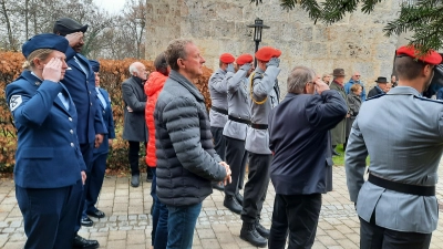 Am Volkstrauertag nahmen amerikanische Streitkräfte (links) und die Bundeswehr (rechts) teil. (Bild: Gerhard Doerfler)
