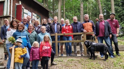  Frische Luft, gute Gespräche und herrliche Ausblicke: die Wandergruppe an der Anzensteinhütte (Bild: Monika Dobmeier)