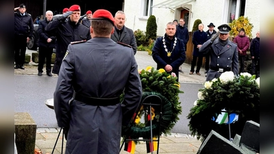 Kranzniederlegung am mahnmal (Bild: Reinhard Kreuzer)