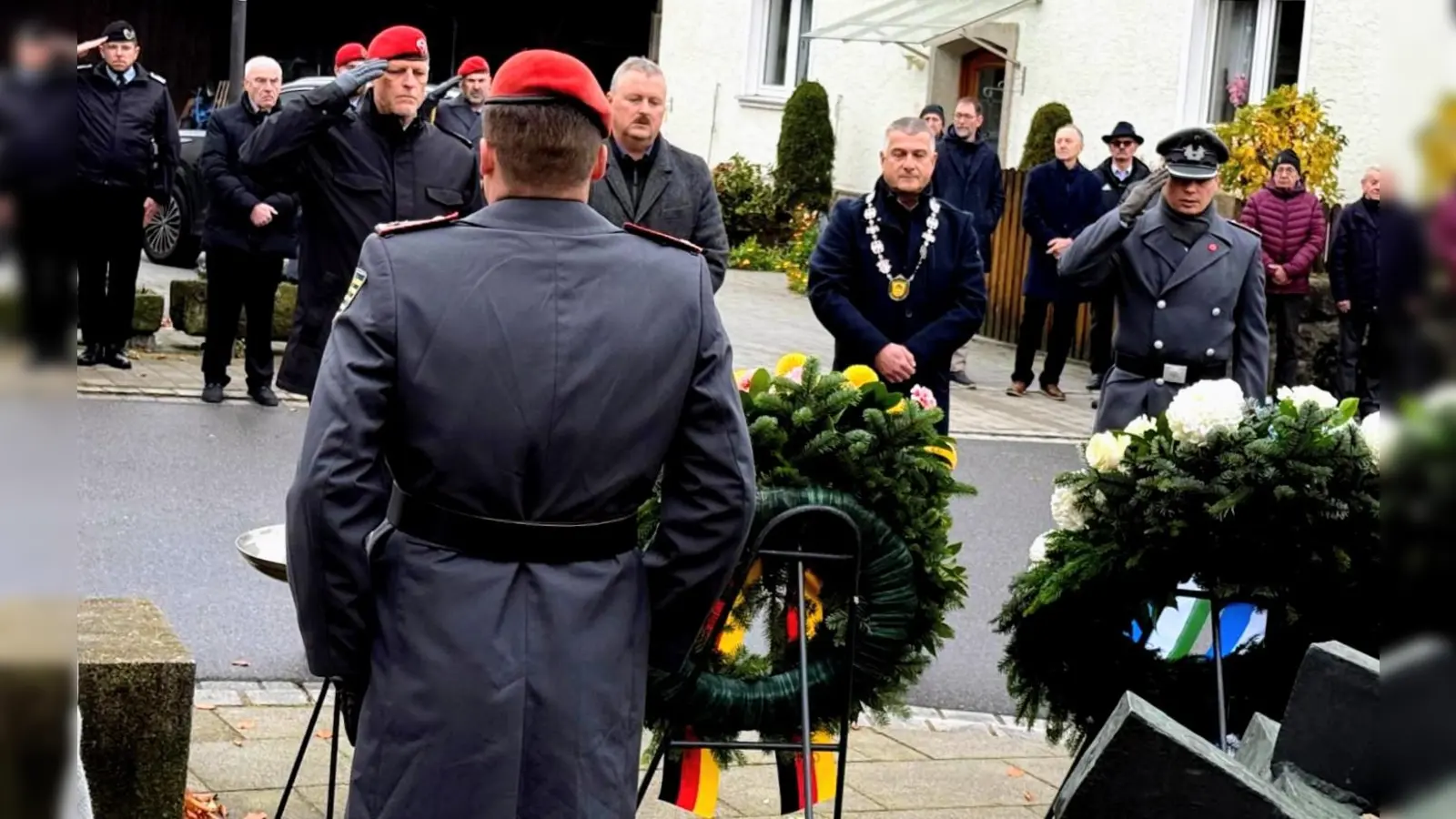 Kranzniederlegung am mahnmal (Bild: Reinhard Kreuzer)
