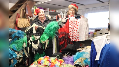 Christine Lier, die Leiterin des Ökumenischen Kleiderladens (links), und Mitarbeiterin Erika Gottschalk können nicht widerstehen und probieren einige der gespendeten Kostüme gleich an. (Bild: Corinna Groth)