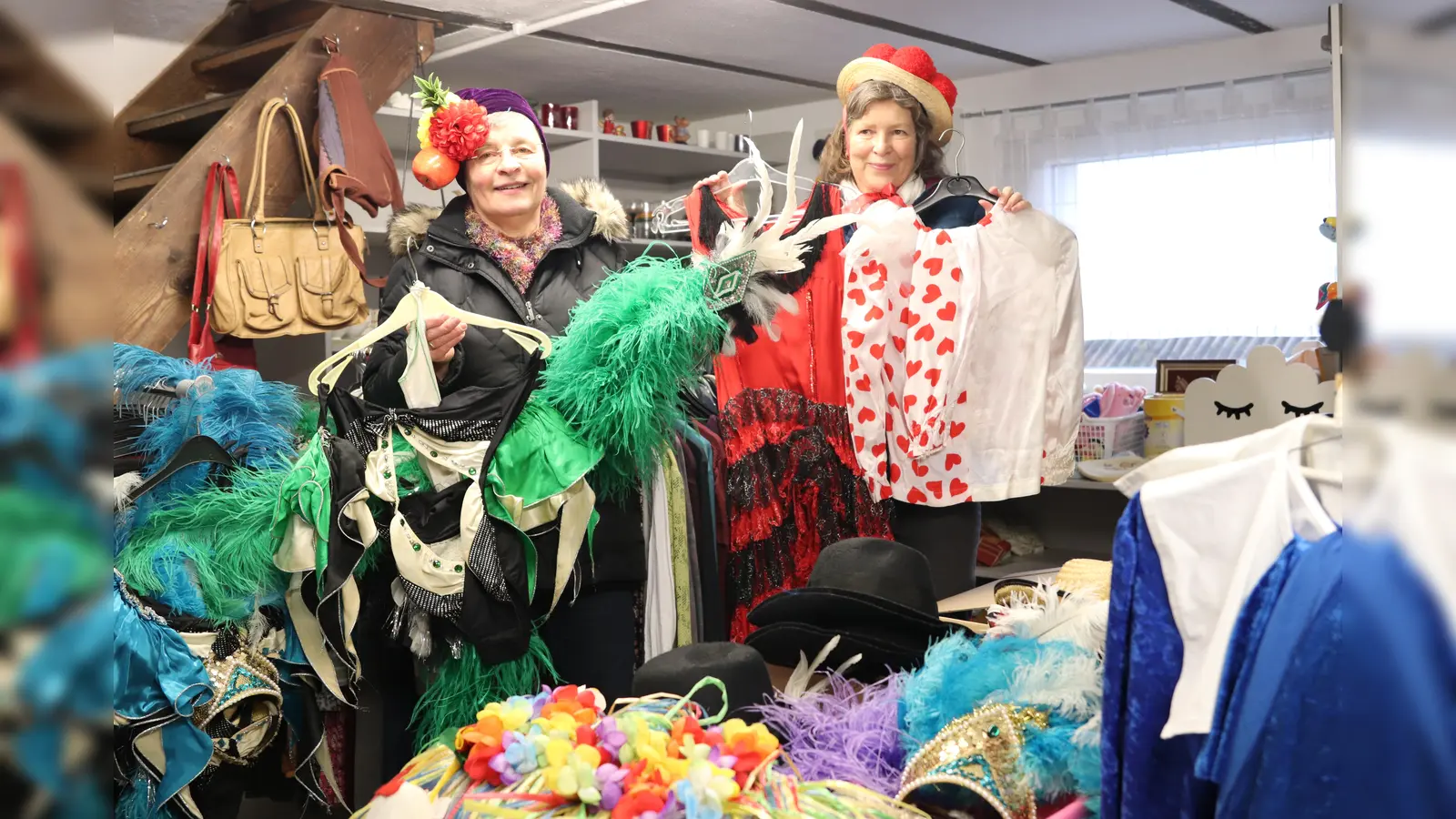 Christine Lier, die Leiterin des Ökumenischen Kleiderladens (links), und Mitarbeiterin Erika Gottschalk können nicht widerstehen und probieren einige der gespendeten Kostüme gleich an. (Bild: Corinna Groth)